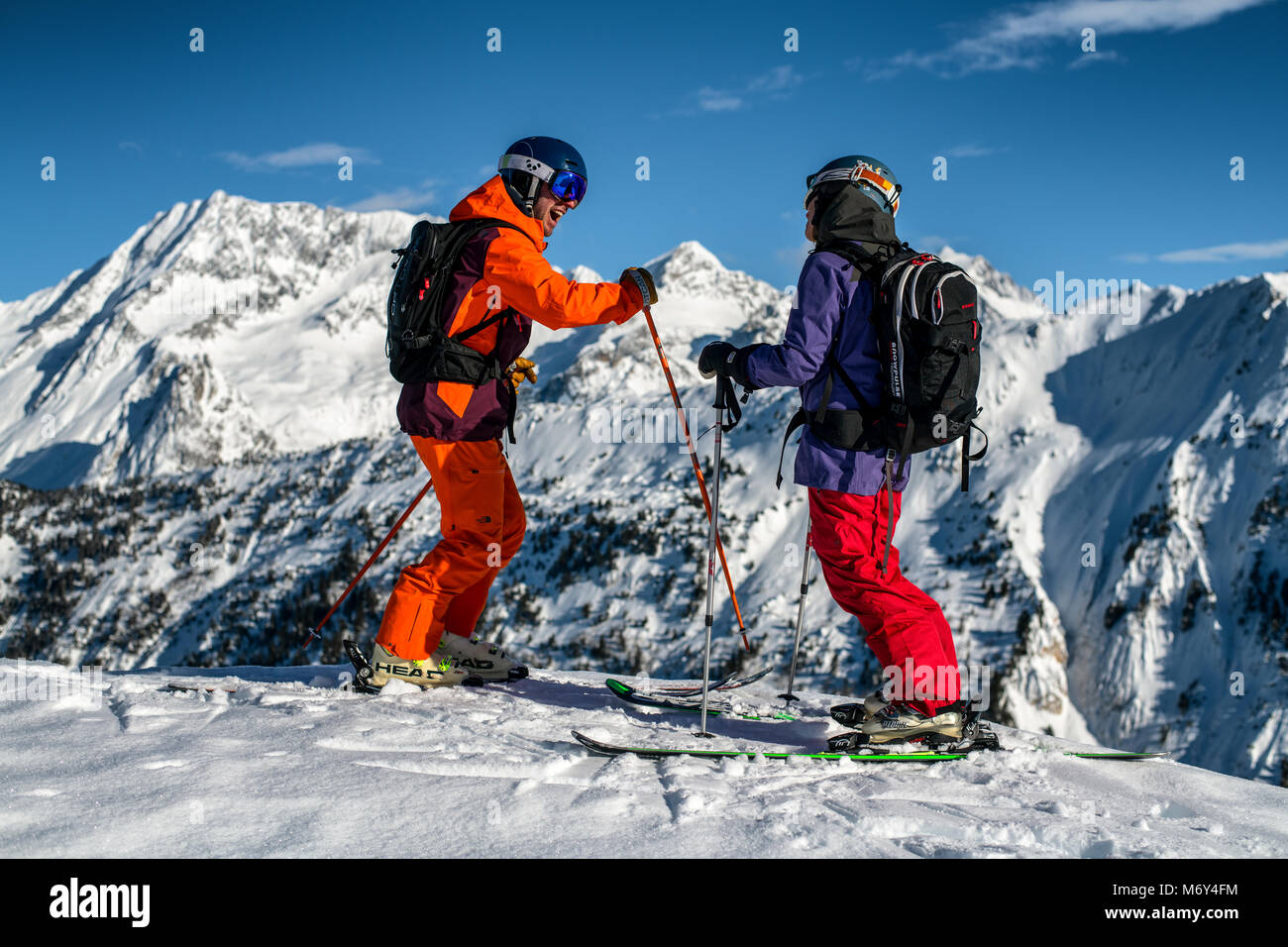 Ein männlicher Skilehrer lehrt eine Frau in die Französischen Alpen Courchevel. Stockfoto