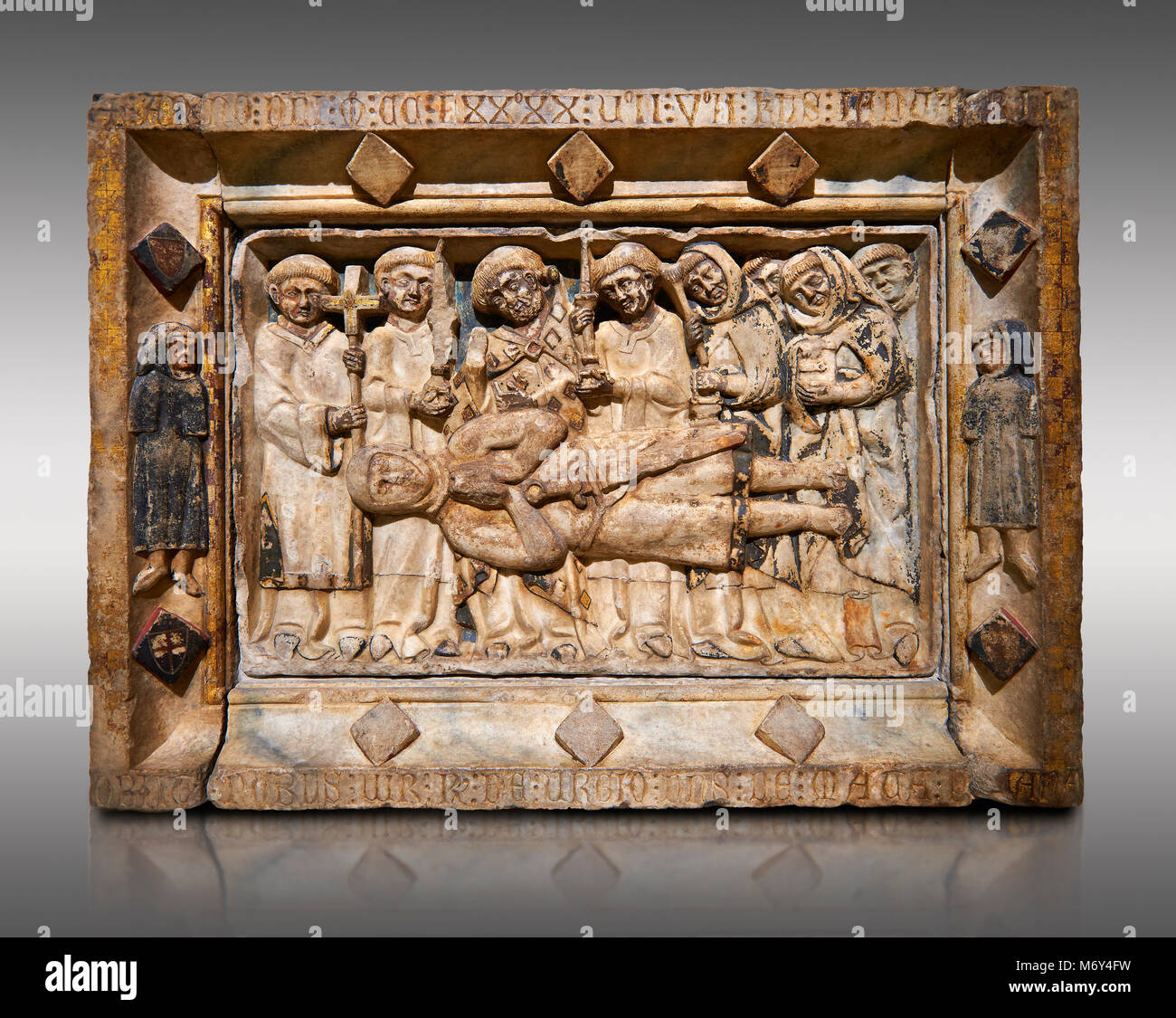 Gotische Marmor Relief aus dem Grab des Ramon d'Urtx, gestorben 1290, vom Kloster von Sant Domenee de Puigcerda, Cerdanya, Spanien.. Nationale Mu Stockfoto
