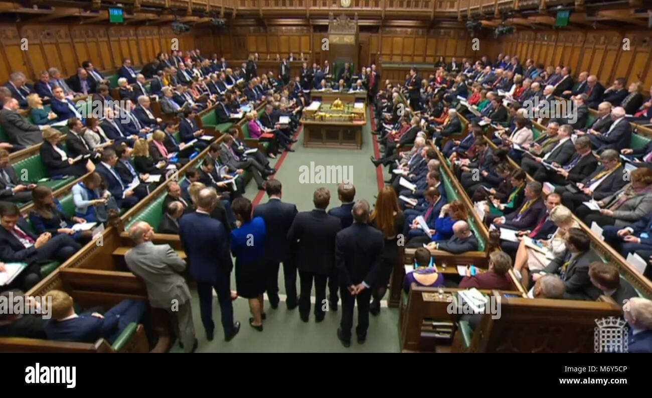 Die Mitglieder des Parlaments warten auf den Beginn des Prime Minister's Fragen im Unterhaus, London. Stockfoto