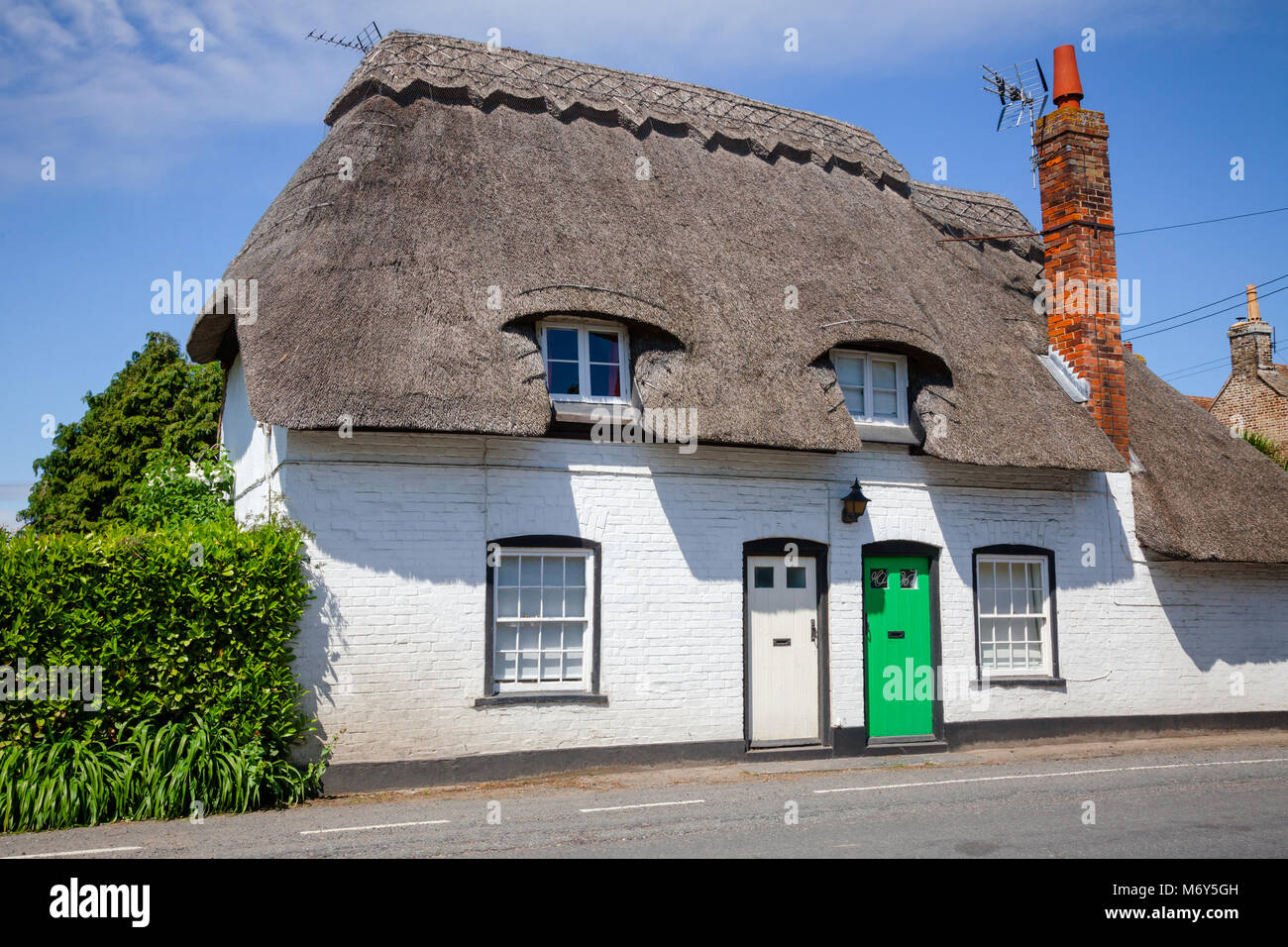 Eine typische traditionelle englische Land strohgedeckten Haus oder Cottage mit weißen Wänden in ländlichen südlichen England Großbritannien Stockfoto