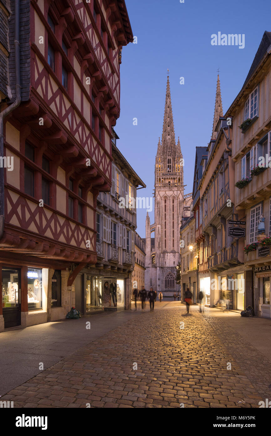 Cathedrale Saint Corentin und Rue Kereon in der Nacht in der Altstadt, Quimper, Finisterre, Bretagne, Frankreich Stockfoto