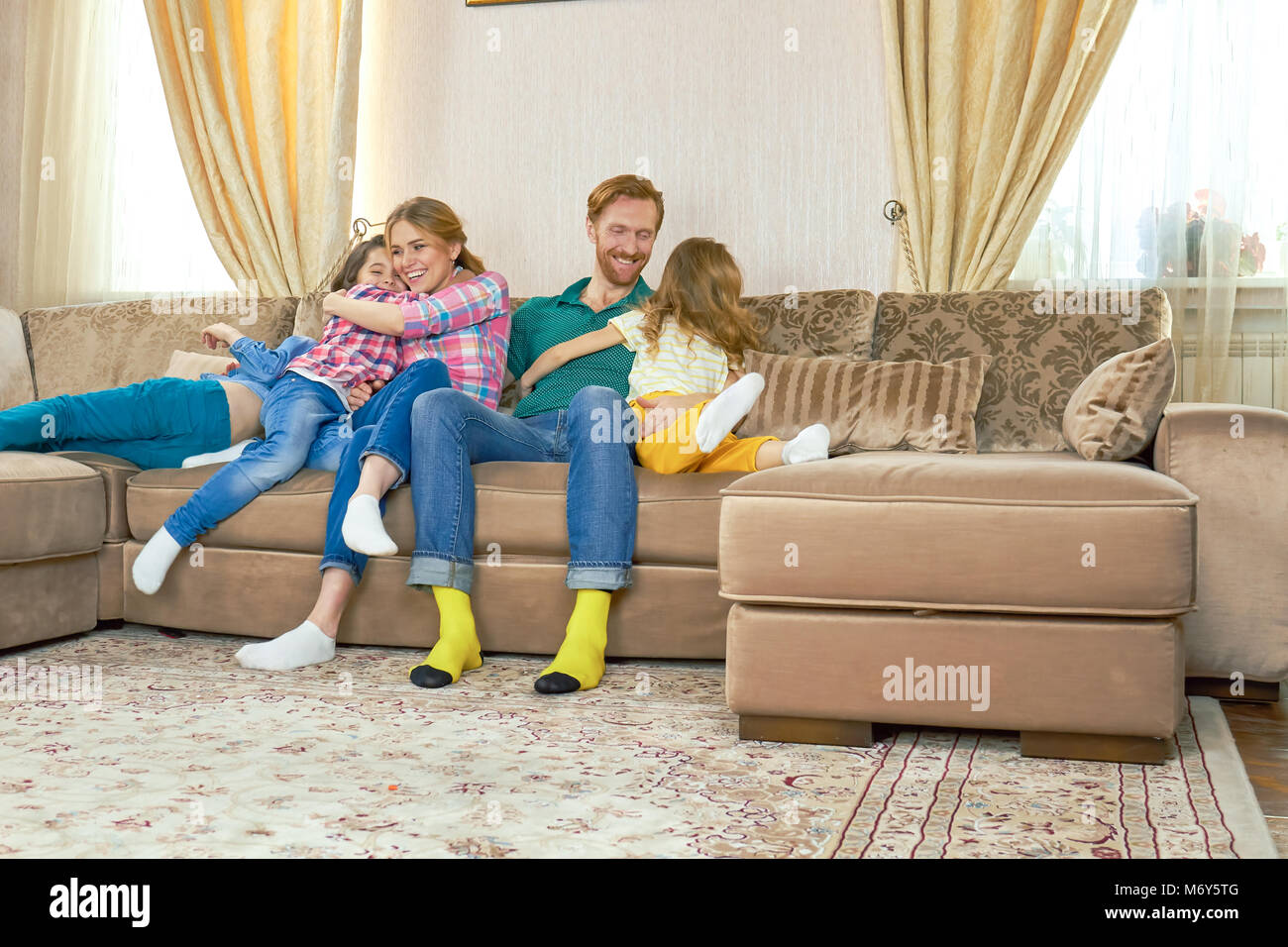 Glückliche Eltern mit Kindern. Stockfoto