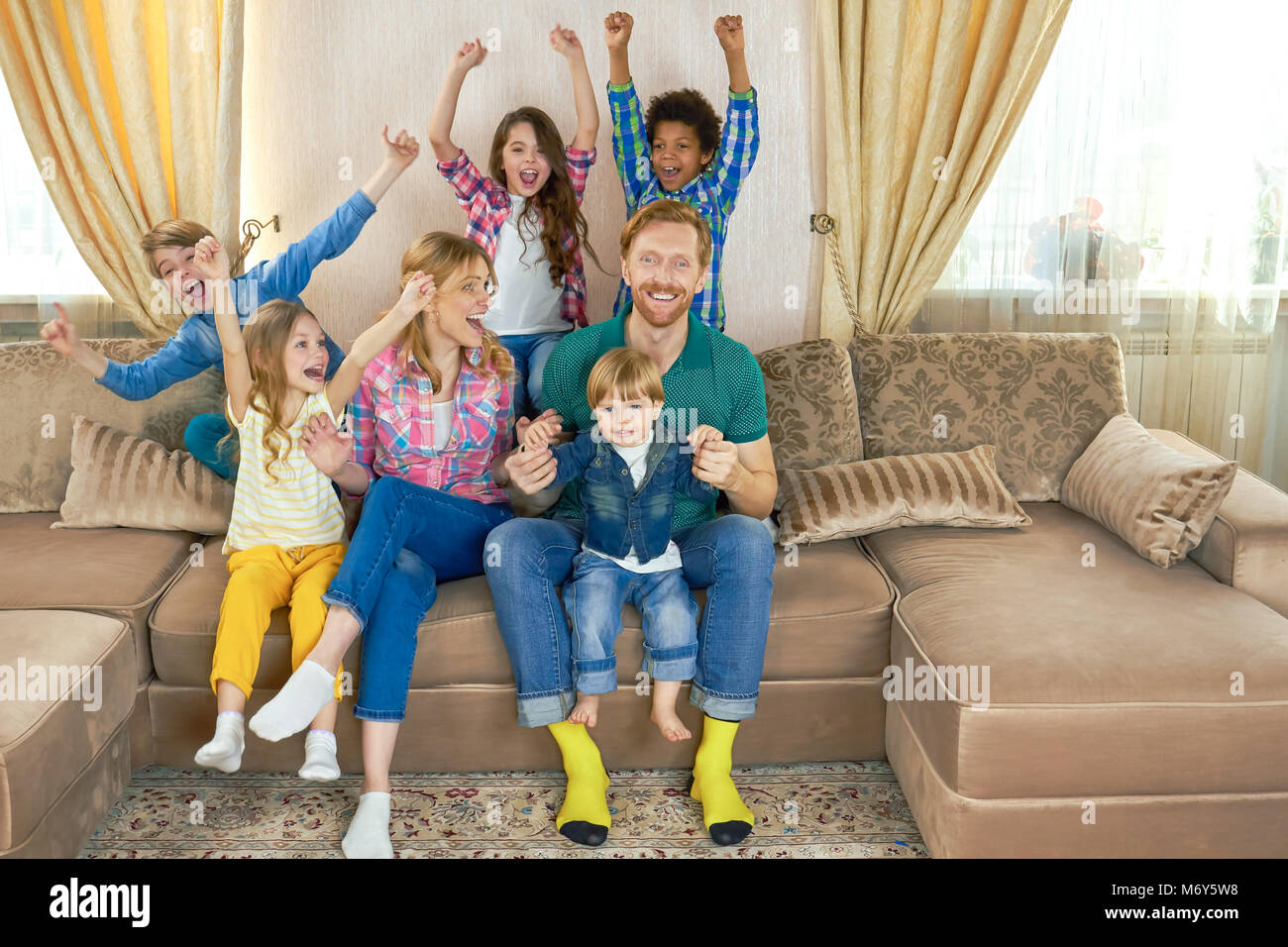 Menschen fernsehen und Feiern. Stockfoto