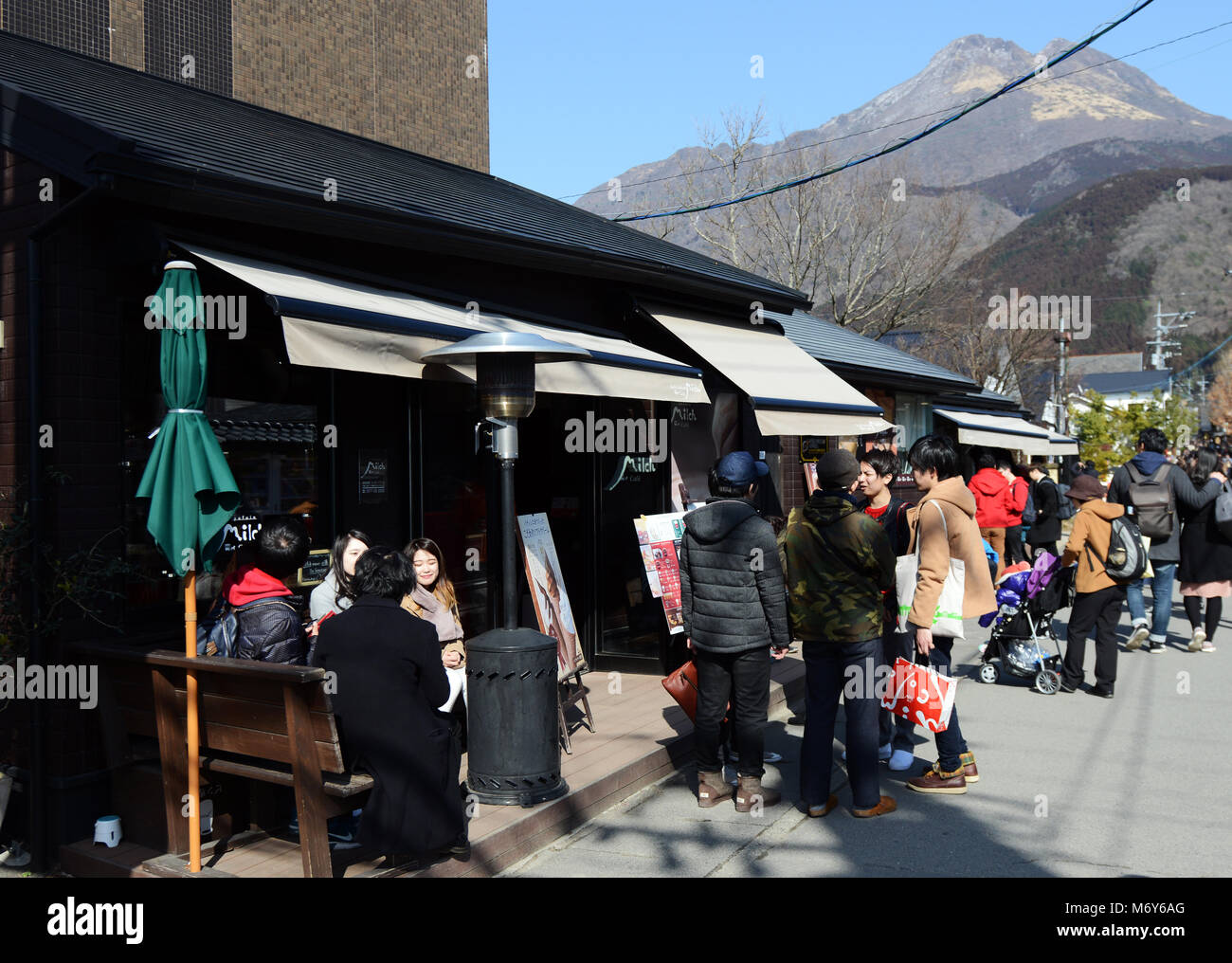 Viele Cafés und Restaurants auf Yunotsubo Kaidō Straße in Yufu gefunden werden. Stockfoto