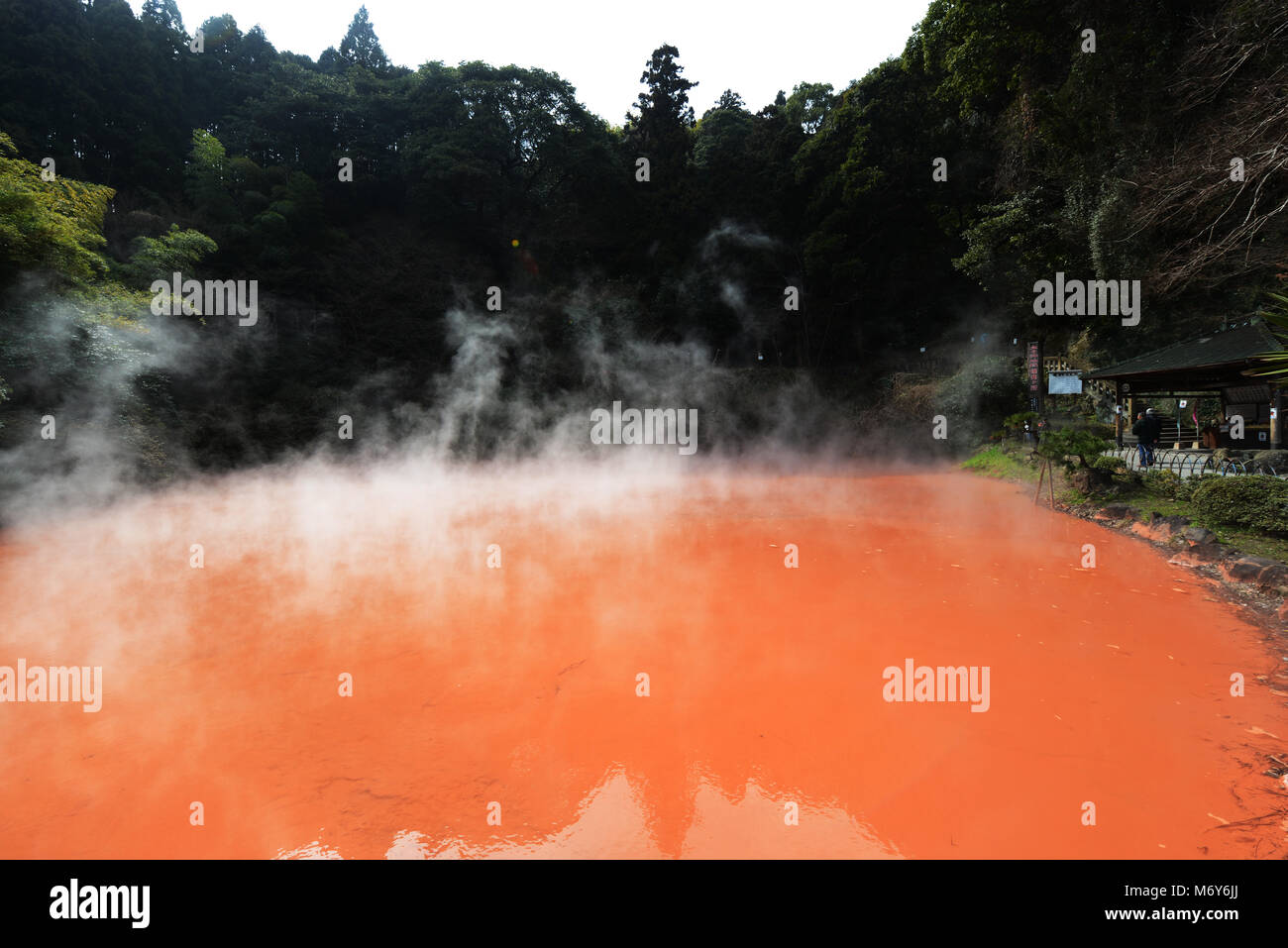 Chi-no-ike Jigoku (Blut Teich) ist der älteste Jigoku Frühling in Japan. Stockfoto