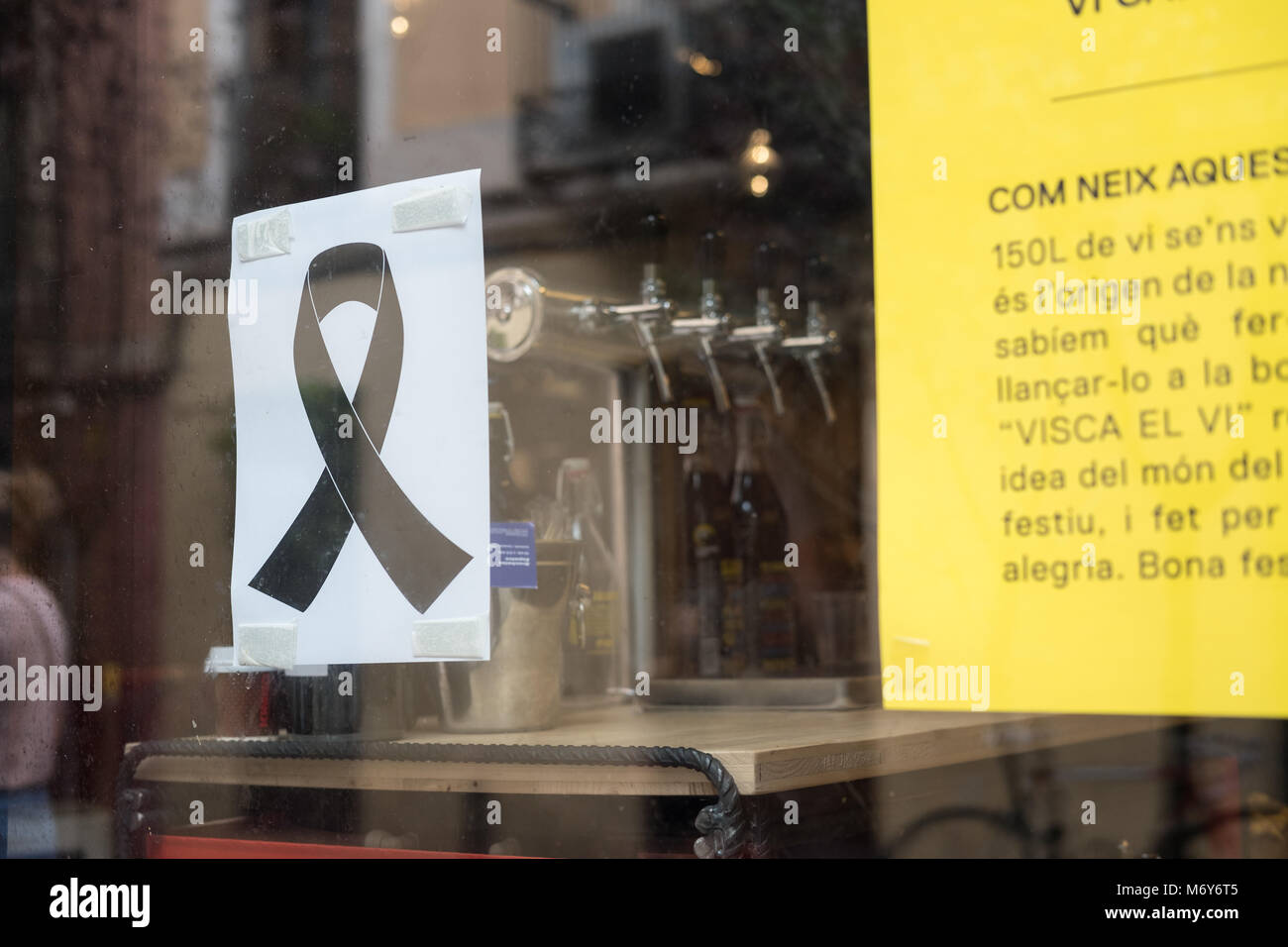 BARCELONA, SPANIEN - AUGUST. 19.2017: Trauer Symbole sind auf die Dekorationen für den berühmten Partei in Gracia in Barcelona. Nach dem Terroranschlag o Stockfoto