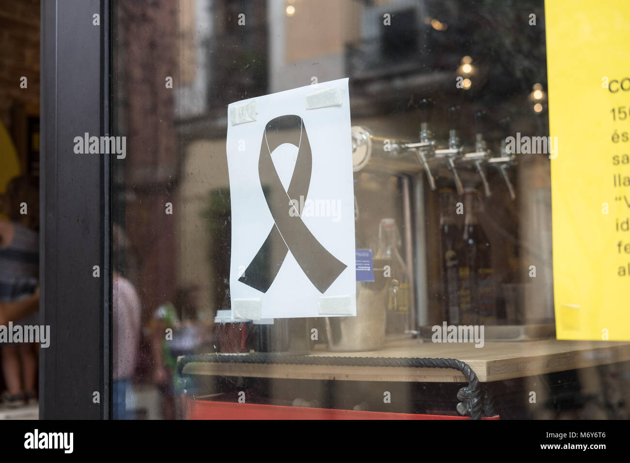 BARCELONA, SPANIEN - AUGUST. 19.2017: Trauer Symbole sind auf die Dekorationen für den berühmten Partei in Gracia in Barcelona. Nach dem Terroranschlag o Stockfoto