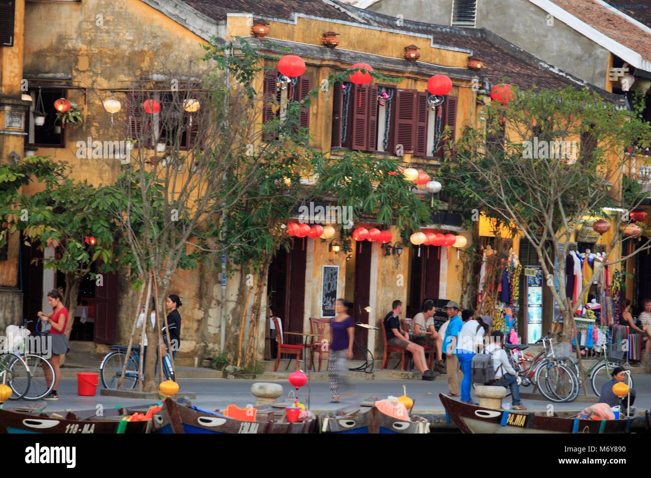 Cafés und Restaurants säumen den Thu Bon Fluss in der Altstadt von Hoi An, Vietnam Stockfoto