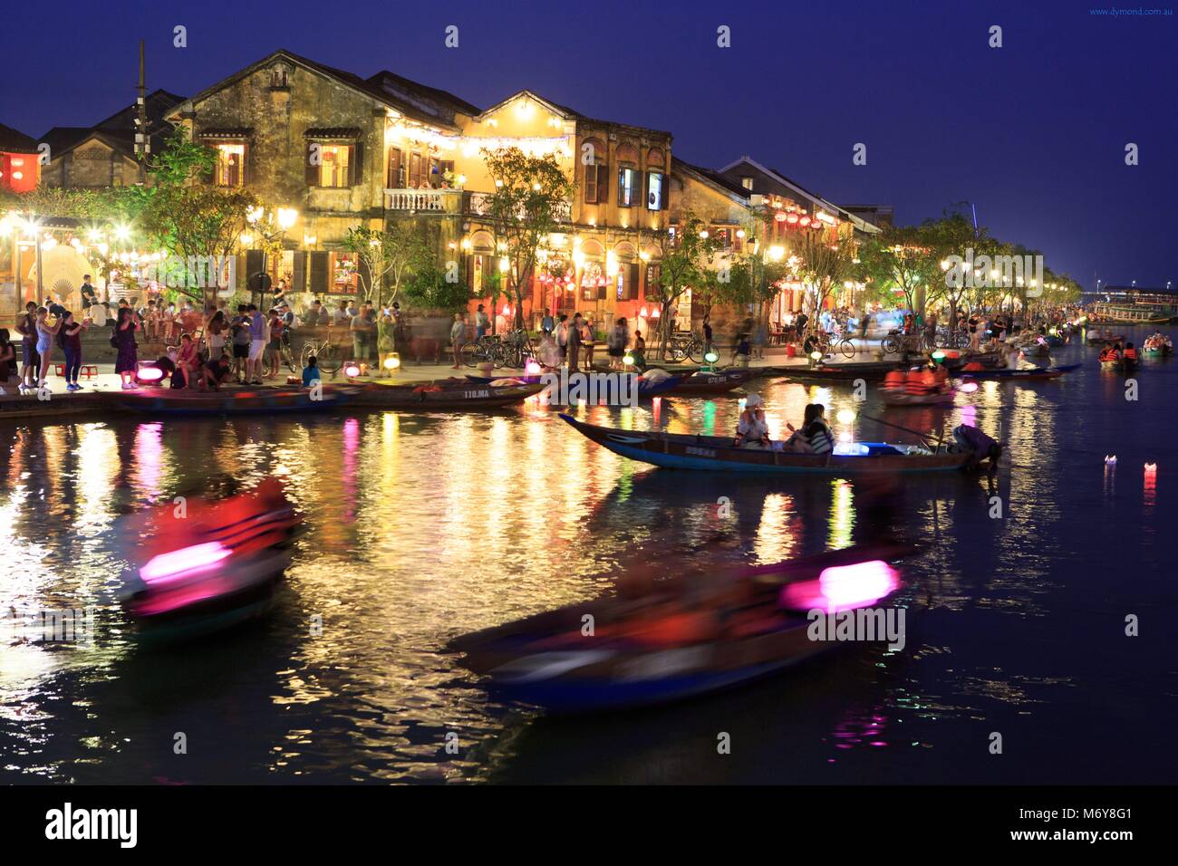 Ausflugsboote lagen den Thu Bon Fluss vor Bach Dang Street in der Altstadt von Hoi An, Vietnam Stockfoto