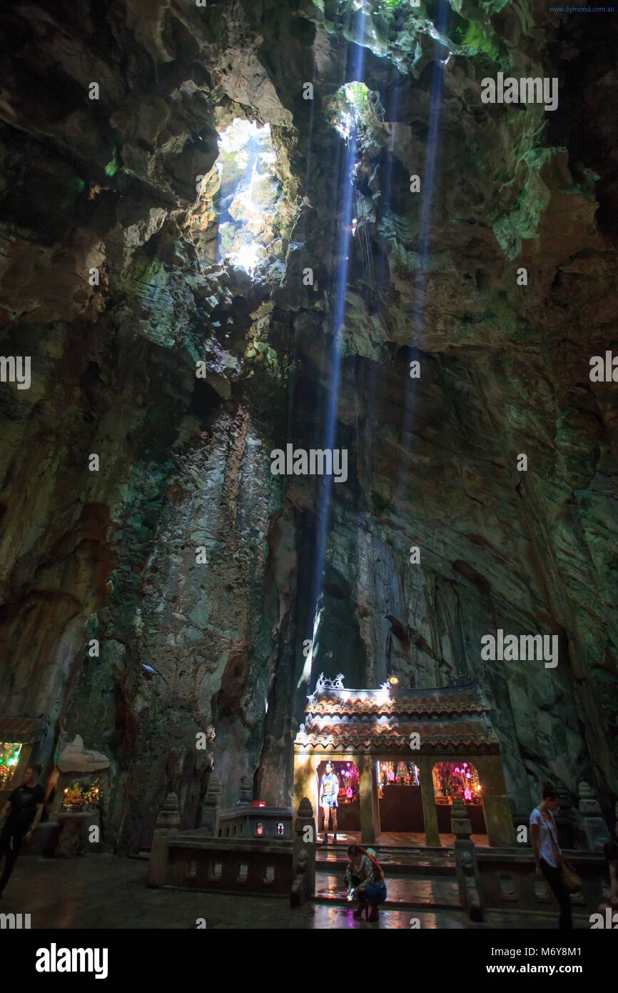 Sonnenlicht schlägt die Trang Nghiem Tu Tempel in der huyen Khong Höhle auf Nhuyen Sohn Berg, Da Nang, Vietnam Stockfoto