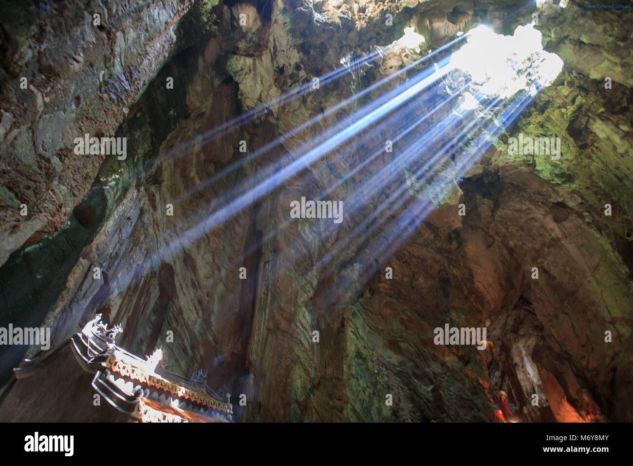 Sonnenlicht schlägt die Trang Nghiem Tu Tempel in der huyen Khong Höhle auf Nhuyen Sohn Berg, Da Nang, Vietnam Stockfoto