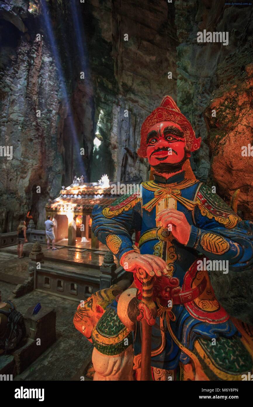 Eine Statue, die den Eingang zum huyen Khong Höhle auf Nhuyen Sohn Berg, Da Nang, Vietnam Stockfoto