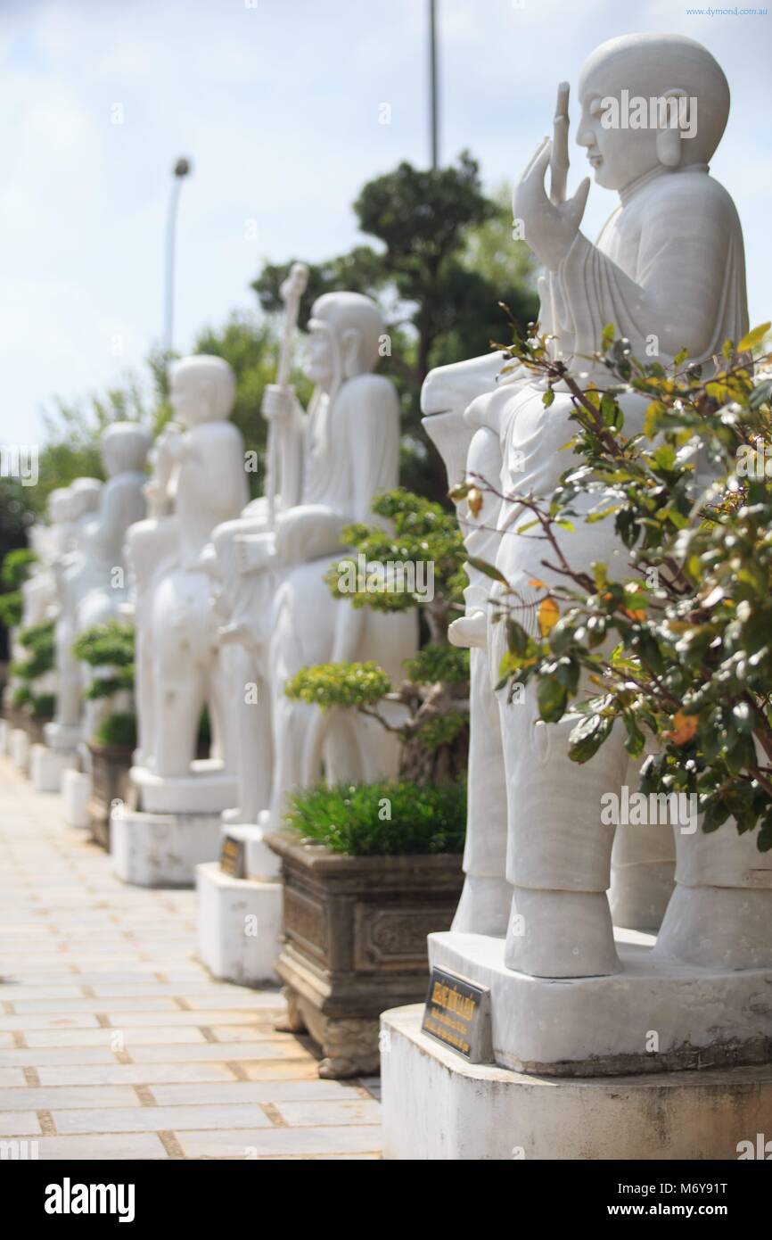 Marmorstatuen im Innenhof des Linh Ung Pagoda in Da Nang, Vietnam Stockfoto