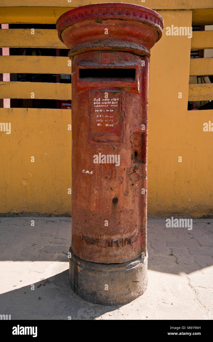 Vertikale Nahaufnahme von einem rostigen aber funktionierendes Red britischen Säule, in Colombo, Sri Lanka Stockfoto