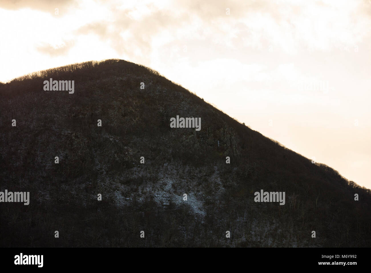 Hawksbill Berg. Ein Wintertag auf Hawksbill Berg. Wenn Sie genau hinsehen, können Sie den Wanderweg, der sich seinen Weg den Berg hinauf, durch Schnee hervorgehoben. Dieses Foto wurde von Crescent Rock Blicken. Stockfoto