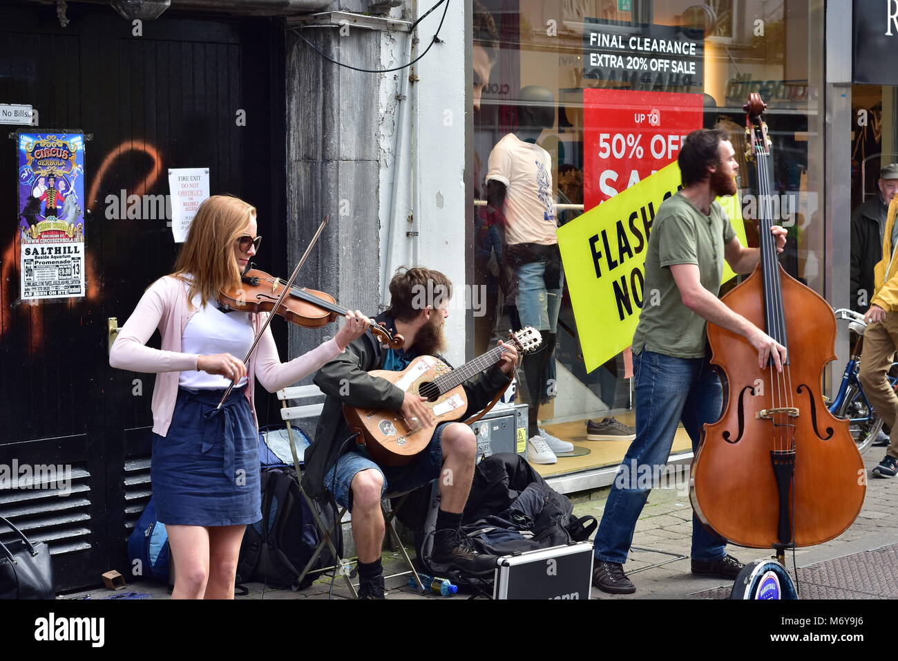 Band spielt Irish Folk Musik in den Straßen von Galway. Stockfoto