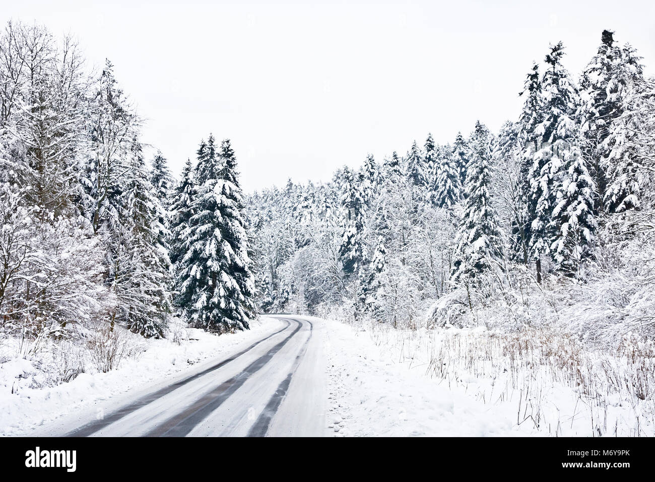 Gefährlich Schnee bedeckt. Stockfoto