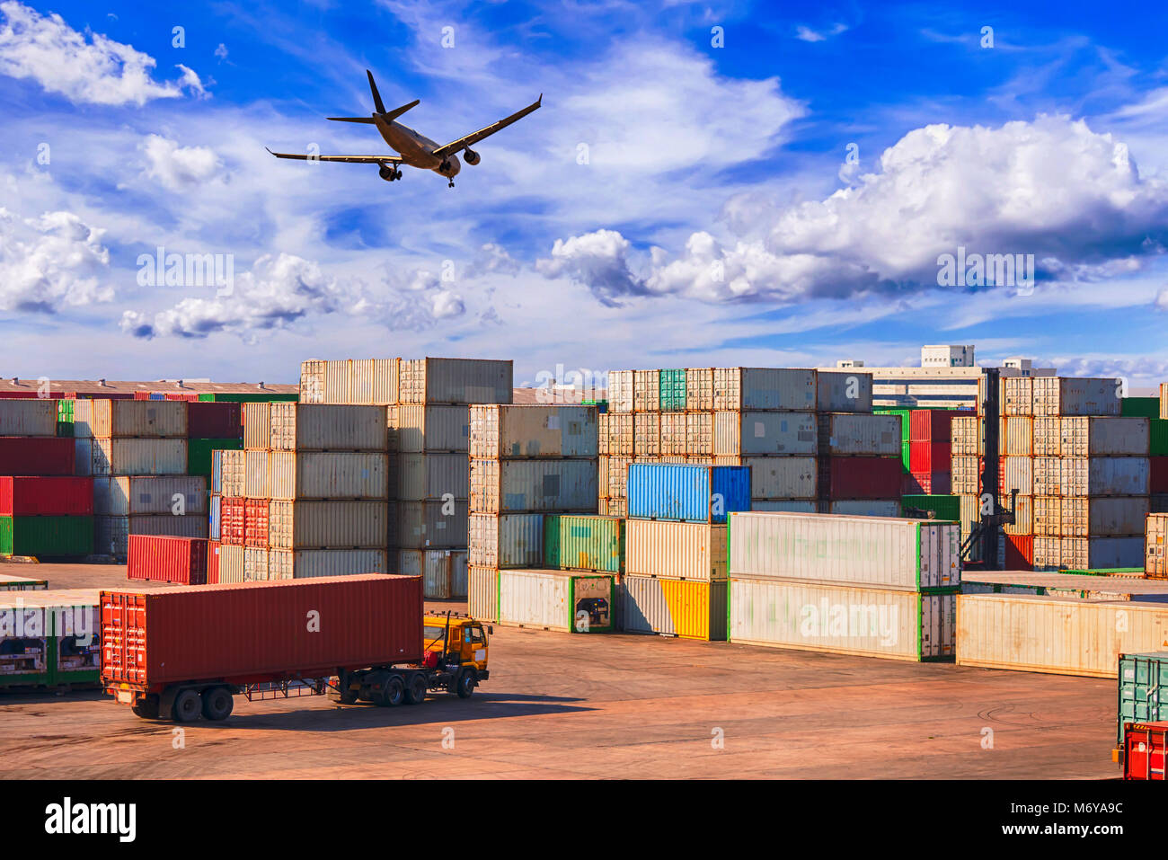 Business Logistikkonzept, Logistik und Transport der Container Cargo Schiff und Flugzeug Logistik Import Export und Transport Industrie backgro Stockfoto