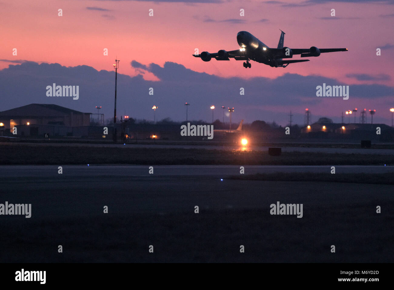 Ein US Air Force KC-135 Stratotanker, zu der 100 Luftbetankung Flügel zugeordnet, nimmt für die Nacht tanken in Unterstützung einer Übung an RAF Mildenhall, England, Jan. 27, 2018. Diese stratotanker war eine von sieben Flugzeuge, die zur Unterstützung der sowohl die Ausübung und reale Missionen. (U.S. Air Force Foto von Flieger 1. Klasse Benjamin Cooper) Stockfoto