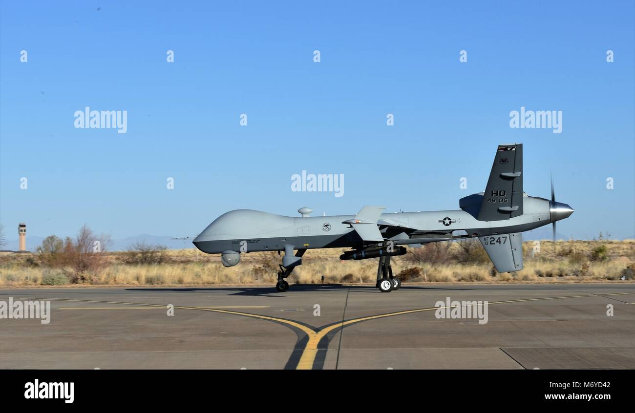 Ein MQ-9 Reaper Taxis während einer Phase II übung Holloman Air Force Base, N.M., Jan. 22, 2018. Ziel der Phase II war zu trainieren und Holloman Flieger für Bedrohungen einschließlich chemischer, biologischer, radiologischer und nuklearer Angriffe vorbereiten. (U.S. Air Force Foto: Staff Sgt. Timothy Young) Stockfoto