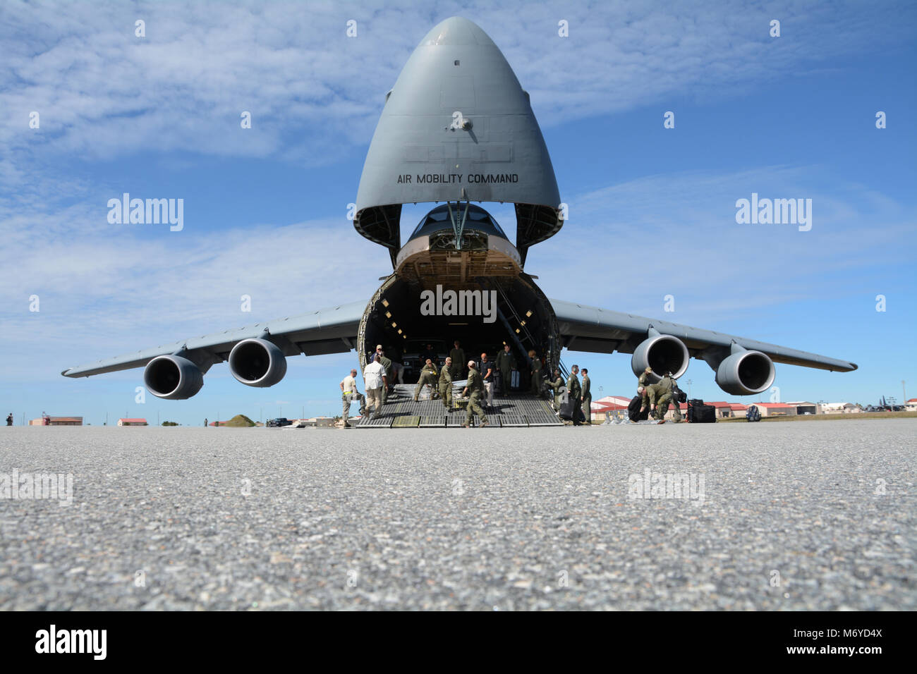 Ein C-5 M Super Galaxy wird durch loadmasters, Antenne Portiers und Air Force affiliates März 2, 2018, während der Patriot Sands Übung Entladen am Patrick Air Force Base, Fla. Diese Übung Affiliates gibt und Flieger gleichermaßen Erfahrung und Ausbildung bereit für die Mission - werden. (U.S. Air Force Foto von Airman 1st Class Hanna Smith) Stockfoto