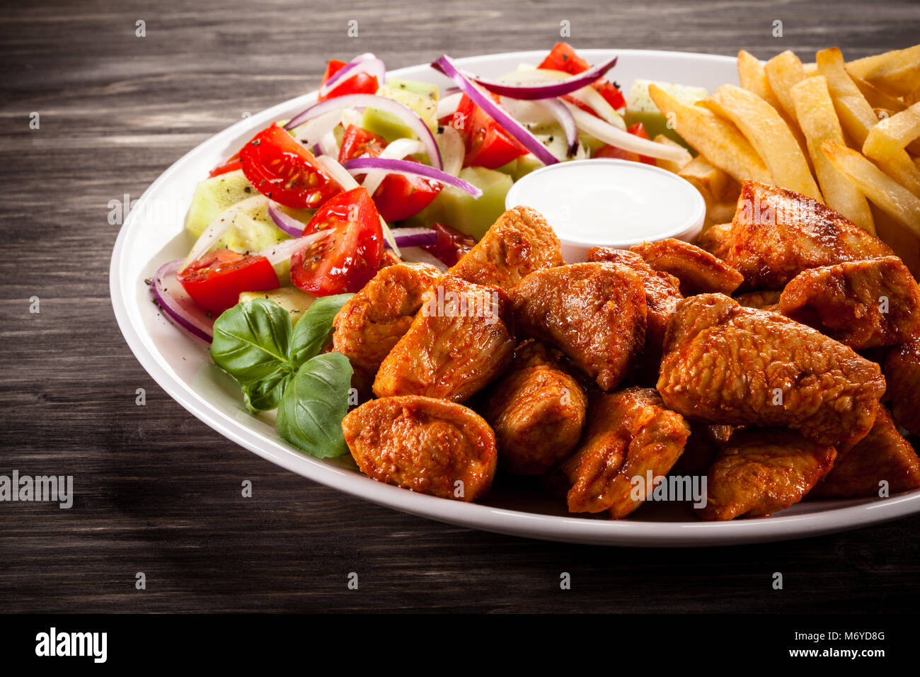Kebab - Fleisch vom Grill mit Pommes Frites und vegetab Stockfotografie ...