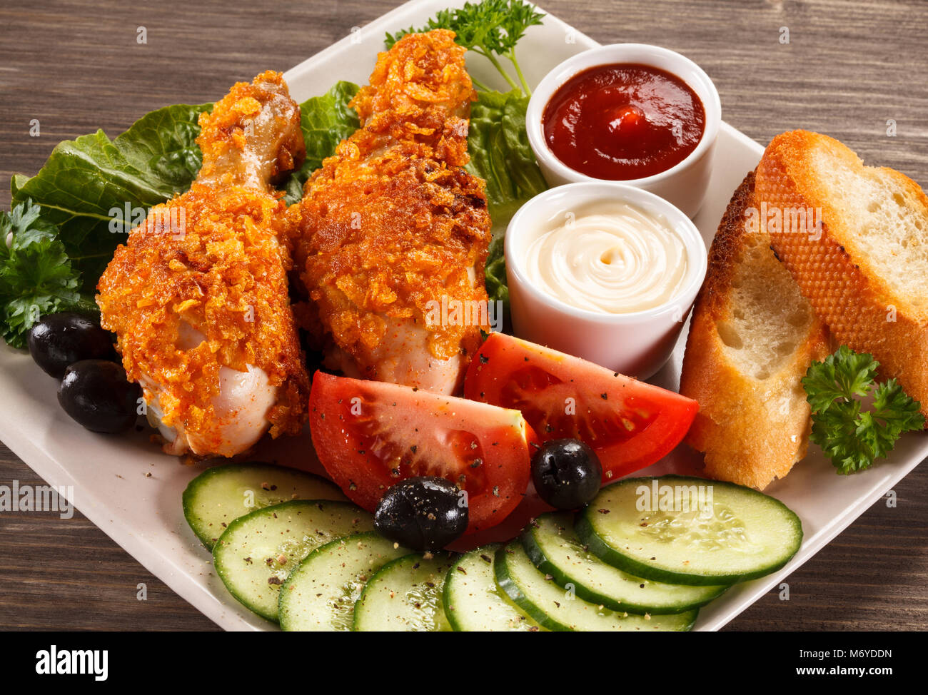 Gegrillte Chicken Nuggets und Gemüse Stockfoto