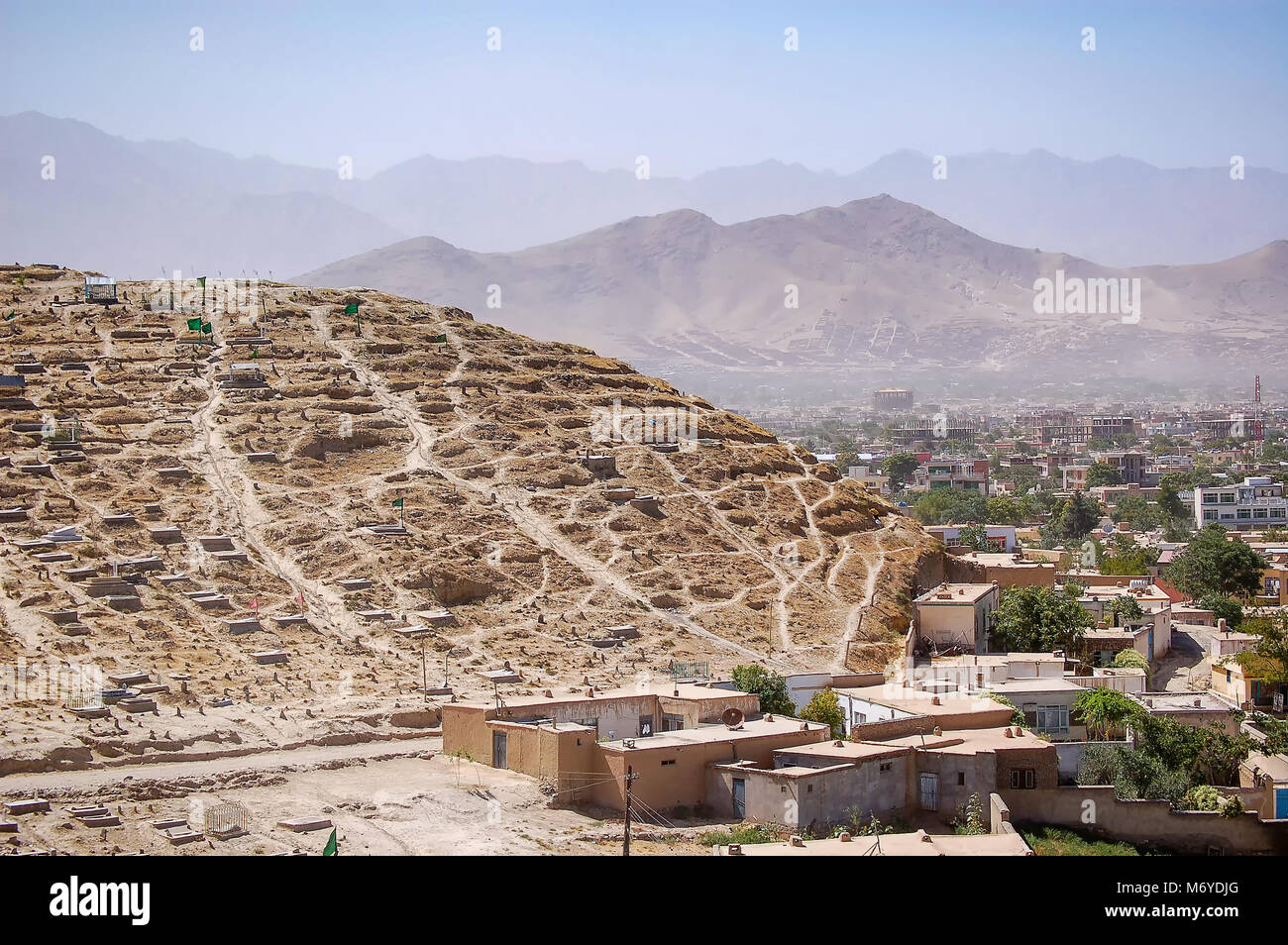Informelle Siedlung in der Nähe von einem Friedhof in Afghanistan Kabul Stockfoto