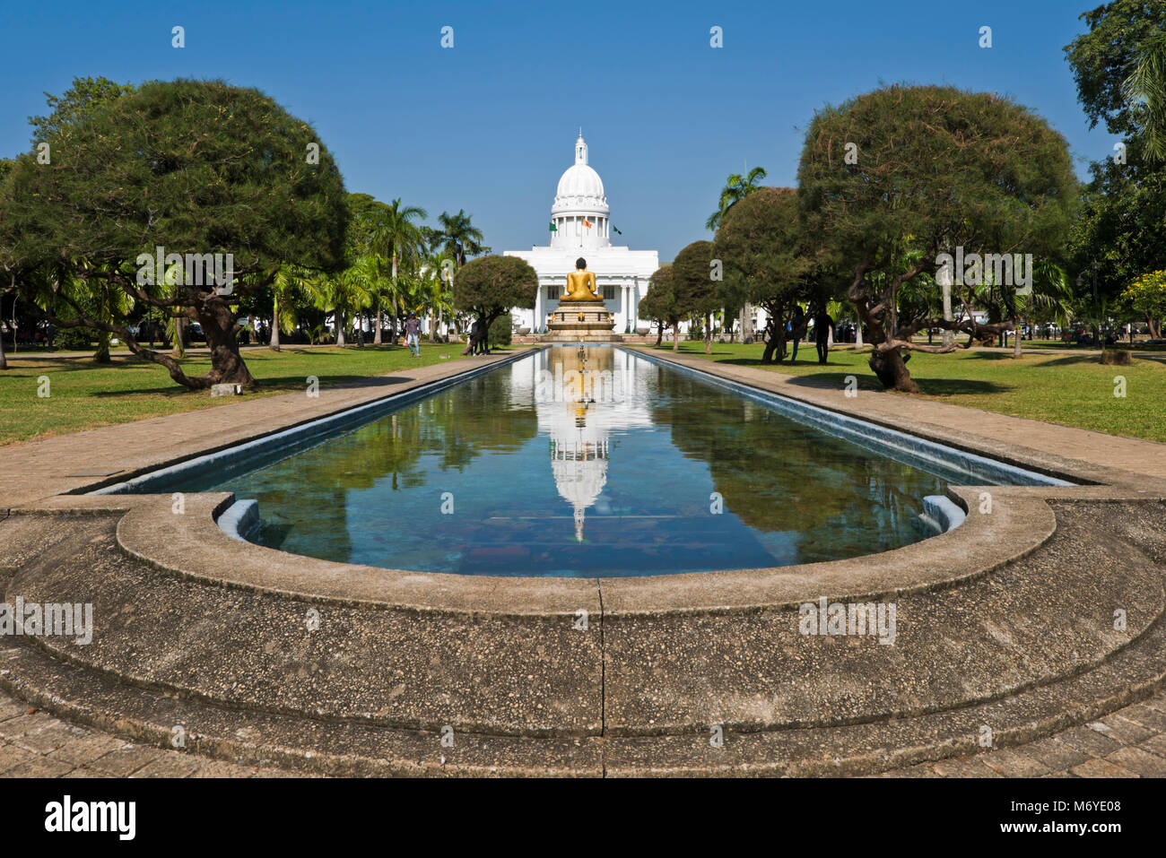 Horizontale Ansicht der Colombo Rathaus und die Buddha Statue an Viharamahadevi Park, Colombo, Sri Lanka. Stockfoto