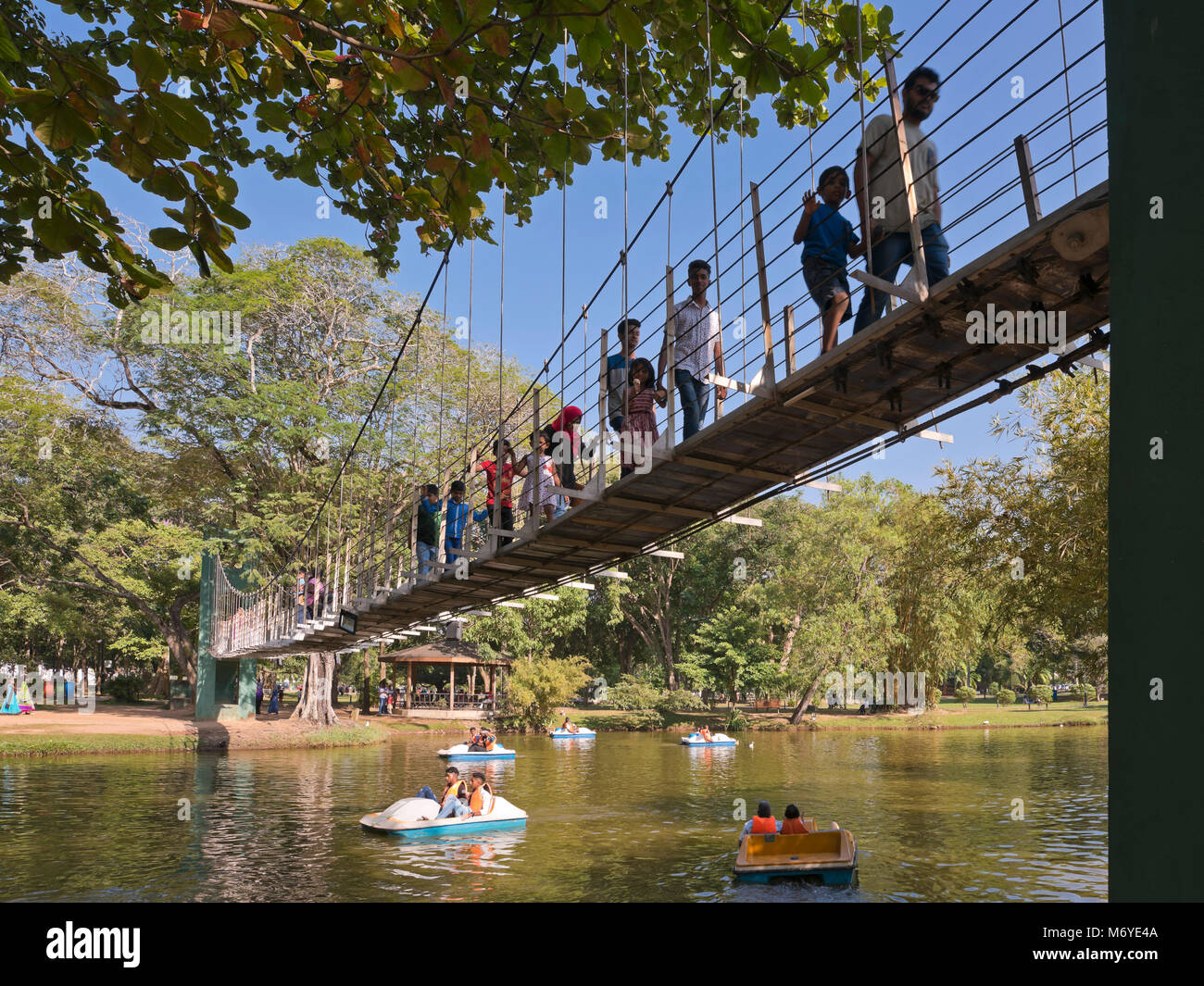 Blick auf den Platz der Menschen in Tretboote in Viharamahadevi Park, früher als Victoria Park in Colombo, Sri Lanka bekannt. Stockfoto