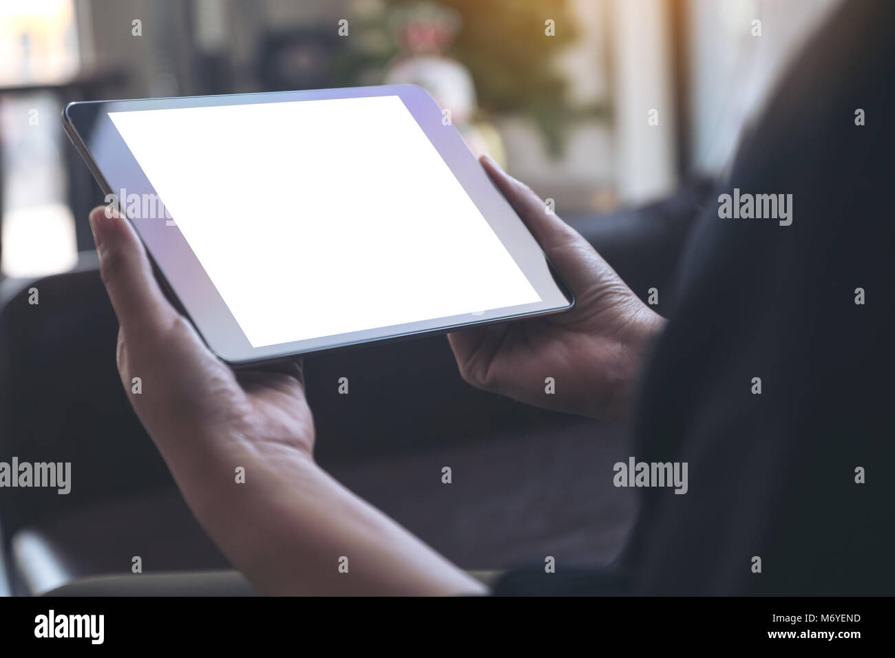 Mockup Bild der Hände halten Schwarze Tablette mit leeren weißen Bildschirm. Stockfoto