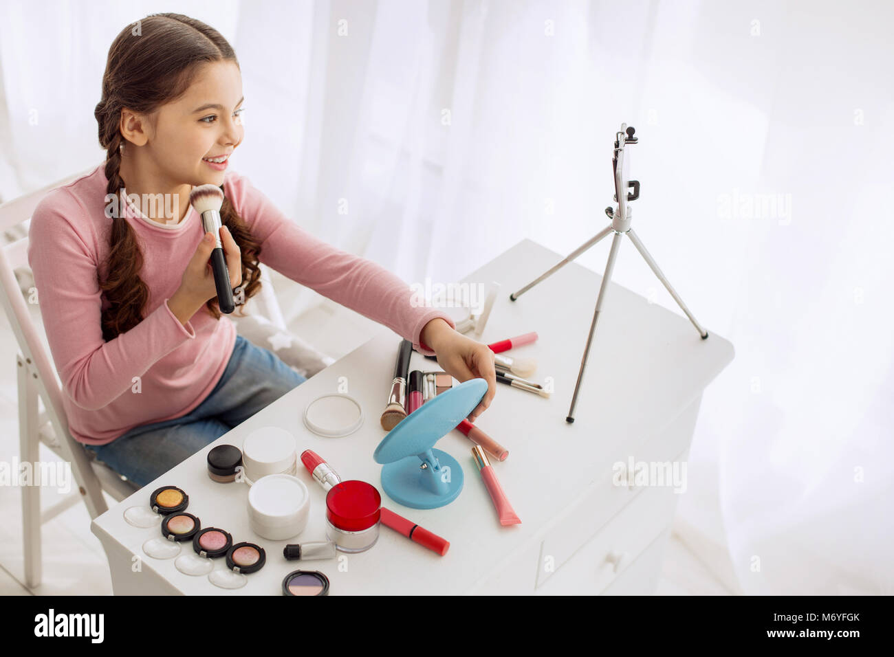 Nett vor - jugendlich Mädchen überprüfung Make-up-Produkte live Stockfoto