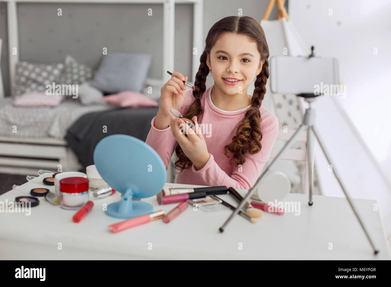 Adorable vor - jugendlich Mädchen Dreharbeiten Lidschatten überprüfen Stockfoto