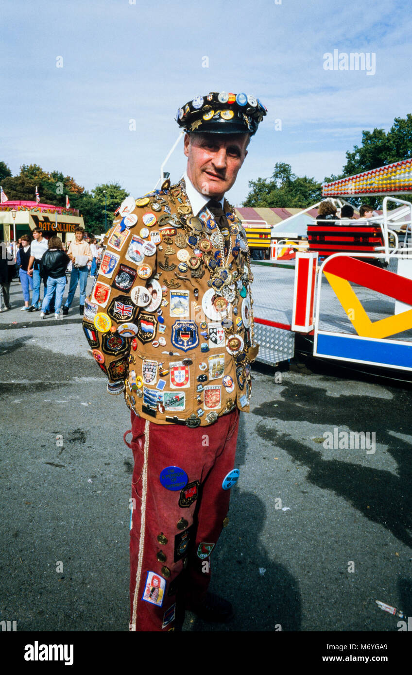Mann mit Abzeichen Kleidung bei Nottingham Goose Fair behandelt, eine jährliche Reisen Kirmes an der Walderholung in Nottingham, England statt, während der ersten Woche des Oktober. Archivierung Foto im Oktober 1987, England Stockfoto