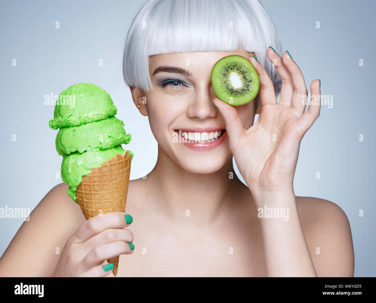 lustiges-m-dchen-mit-eis-fotos-und-bildmaterial-in-hoher-aufl-sung