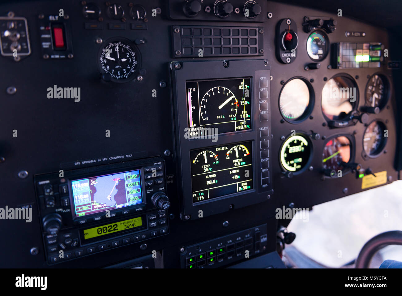 Hubschrauber Control Panel während des Fluges mit schönen Licht, das eine von Eurocopter AS350 B3 Stockfoto