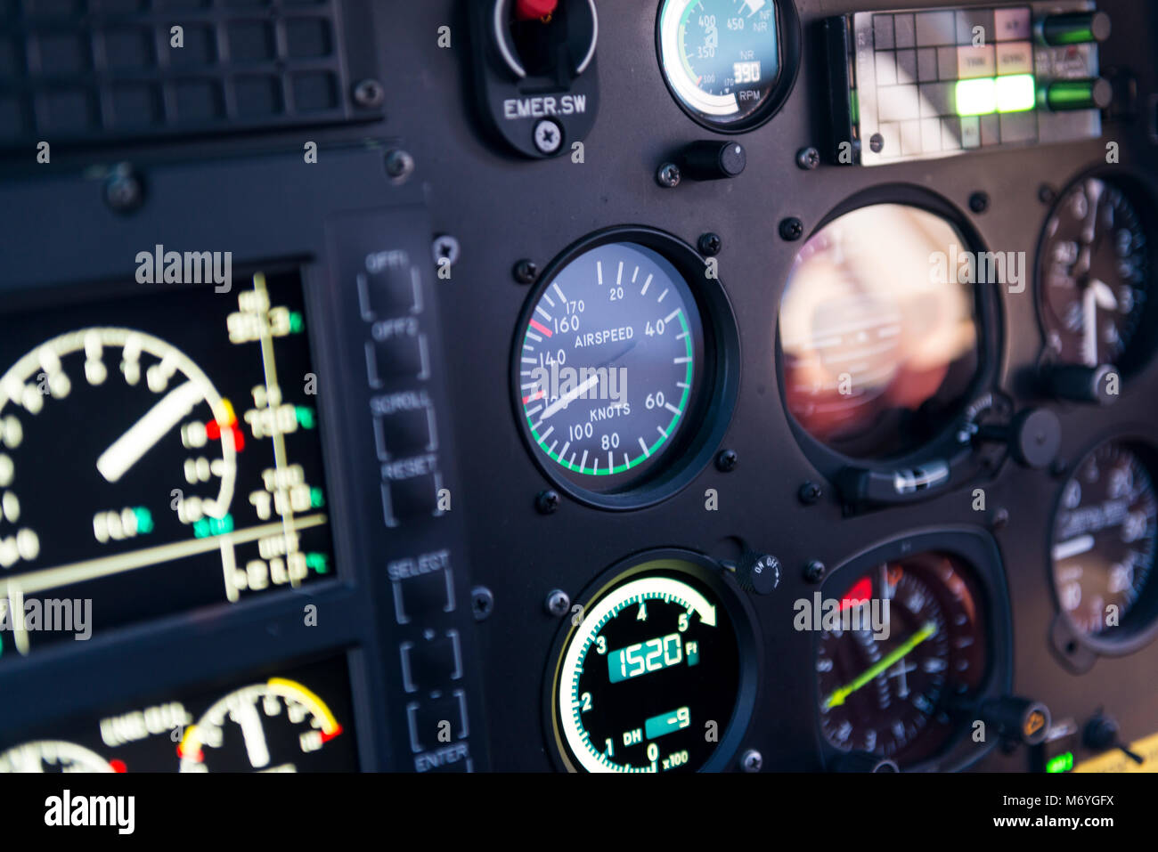 Hubschrauber Control Panel während des Fluges mit schönen Licht, das eine von Eurocopter AS 350 B3; konzentrierte sich auf die Fluggeschwindigkeit Stockfoto