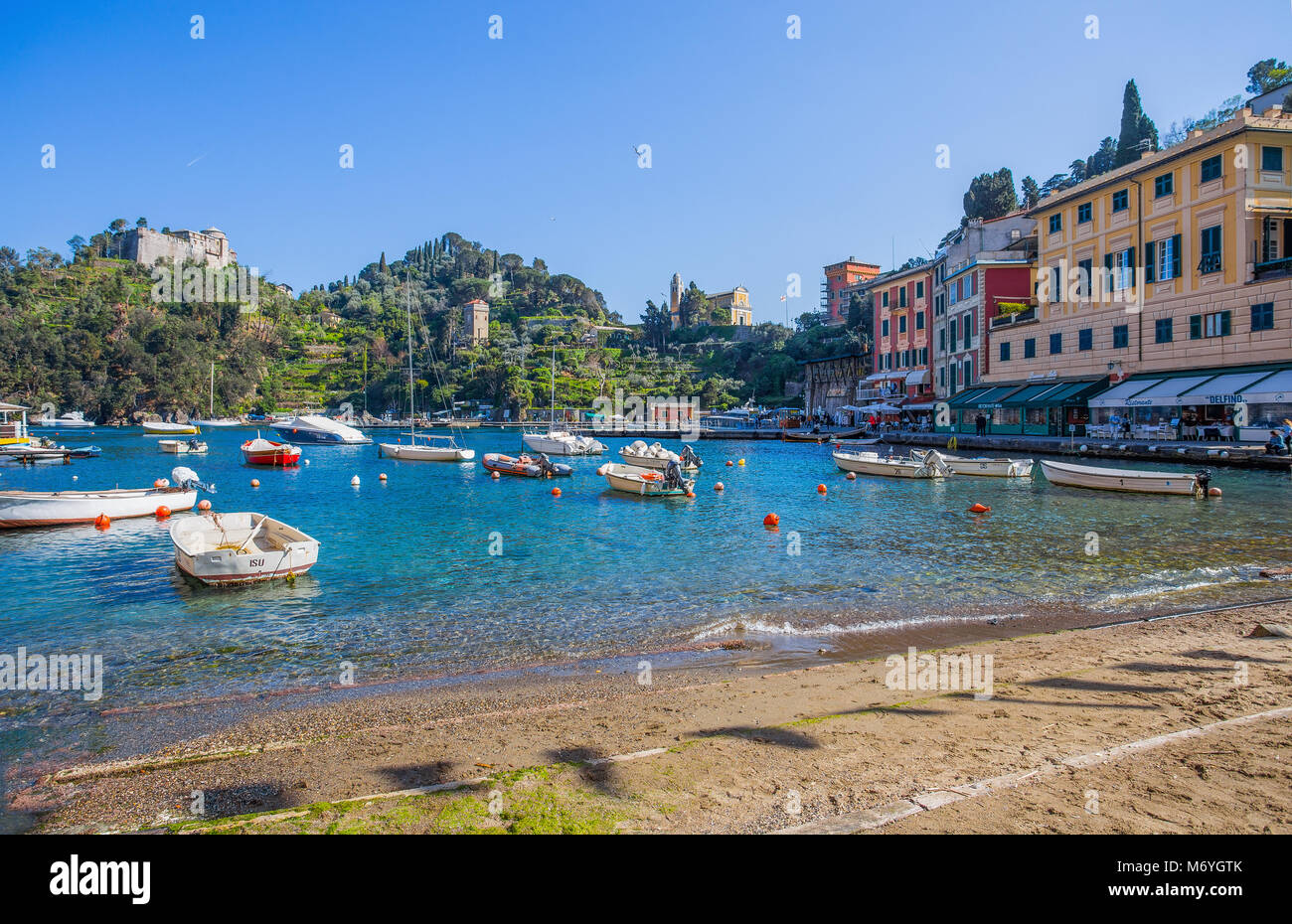 PORTOFINO, ITALIEN, 8. APRIL 2017 - Ansicht von Portofino, ein Italienisches Fischerdorf, Provinz Genua, Italien. Ein touristischer Ort mit einem malerischen Hafen und Stockfoto