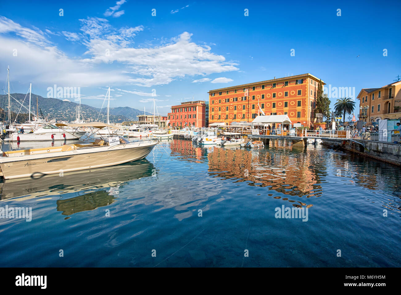 SANTA MARGHERITA LIGURE, ITALIEN, 8. APRIL 2017 - Ansicht von Santa Margherita Ligure, Genua, vom Hafen, touristischen Ort in Riviera Ligure, Mediterr Stockfoto