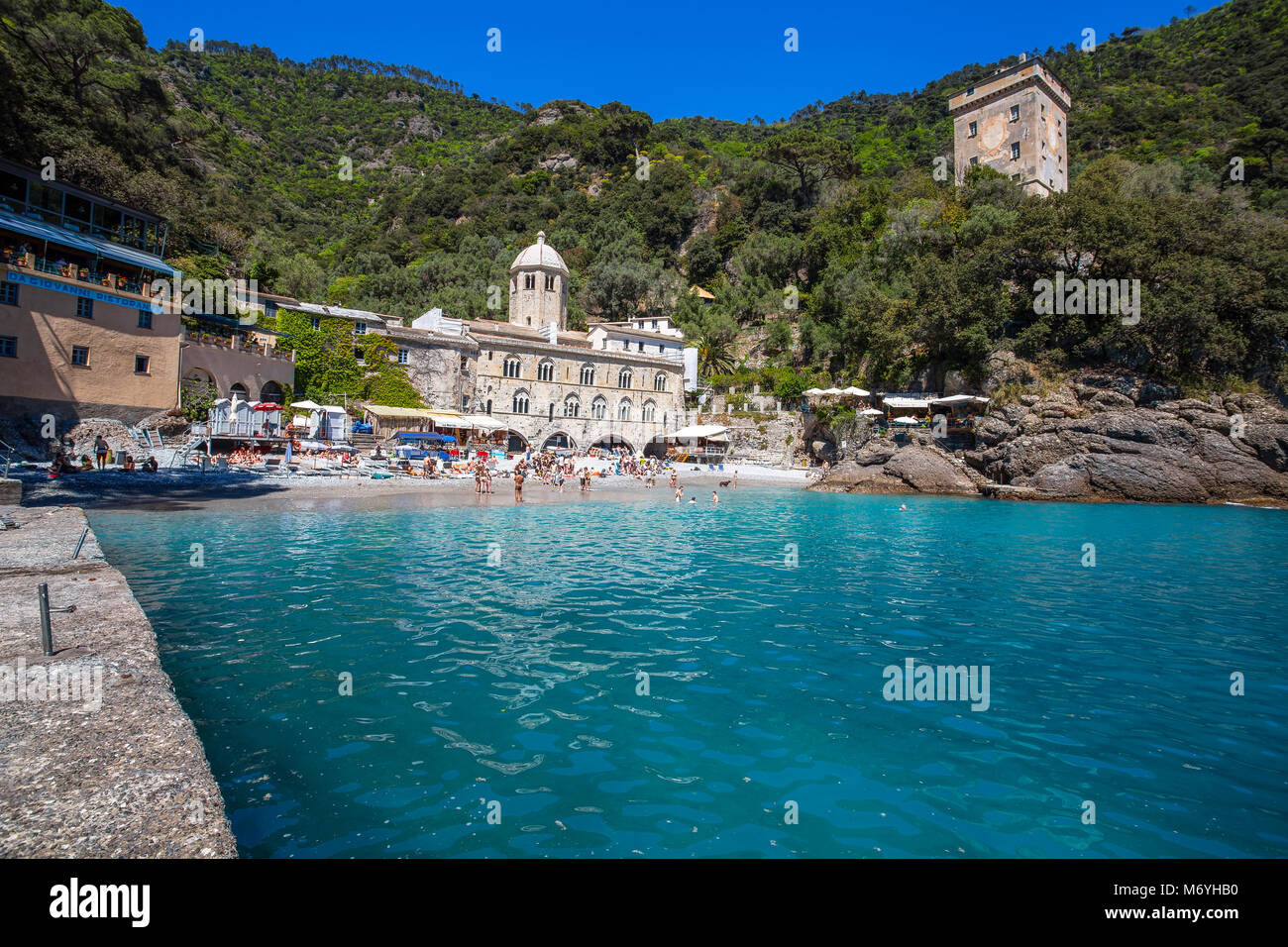 SAN FRUTTUSO DI Camogli, Italien, Mai 4, 2016 - San Fruttuoso di Camogli, Ligurische Küste, Genua Provinz, mit seiner alten Abbaey, der Strand und Touris Stockfoto