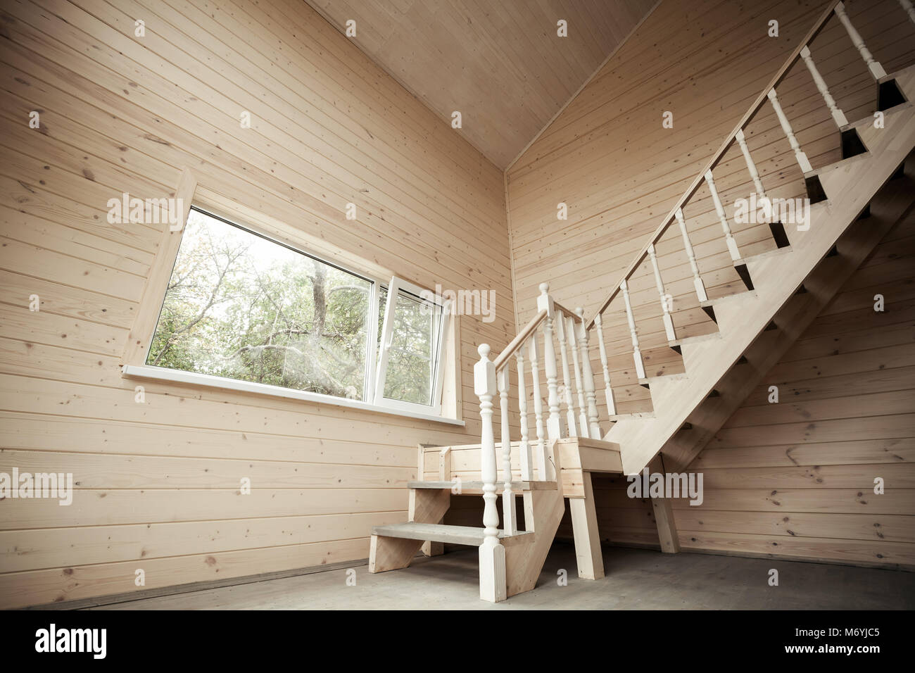 Leeren raum Innenraum mit Holz Treppen und Fenster Stockfoto