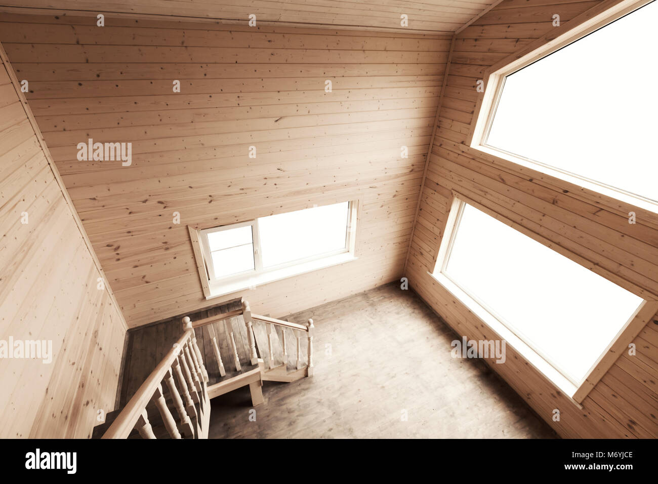 Leere Halle Innenraum mit Holztreppe und leere Fenster Stockfoto