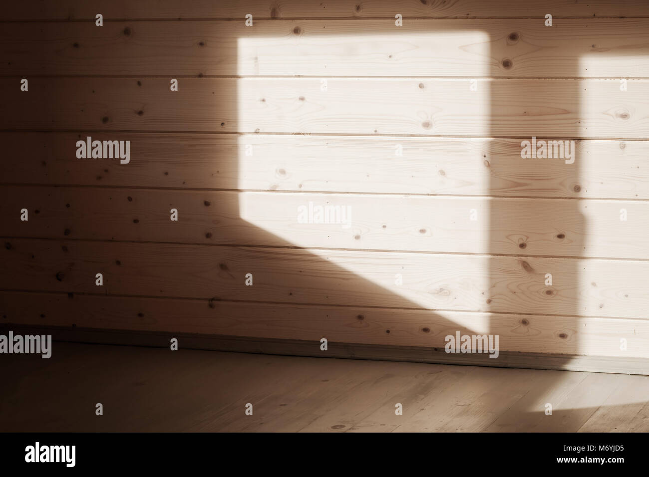 Wand mit Schatten Muster. Leeren neuen Holzhaus Innenraum, Hintergrund Foto Stockfoto
