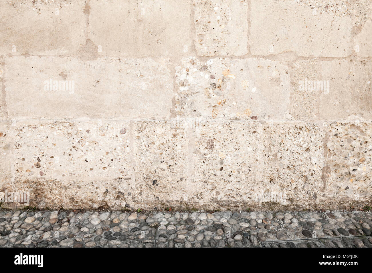 Grobe Steinmauer mit gepflasterten Boden, leeren städtischen Platz innen, Hintergrund Foto Textur Stockfoto