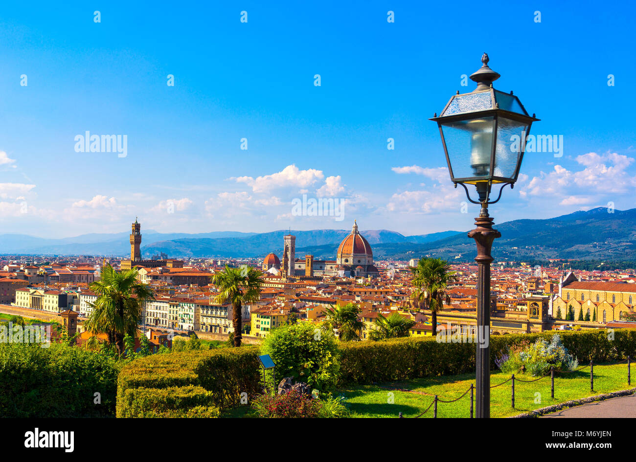 Florenz oder Firenze Stadtbild mit Baum und Straßenlaterne. Panorama Blick von Michelangelo Park Platz. Vom Palazzo Vecchio und den Dom. Ich Stockfoto