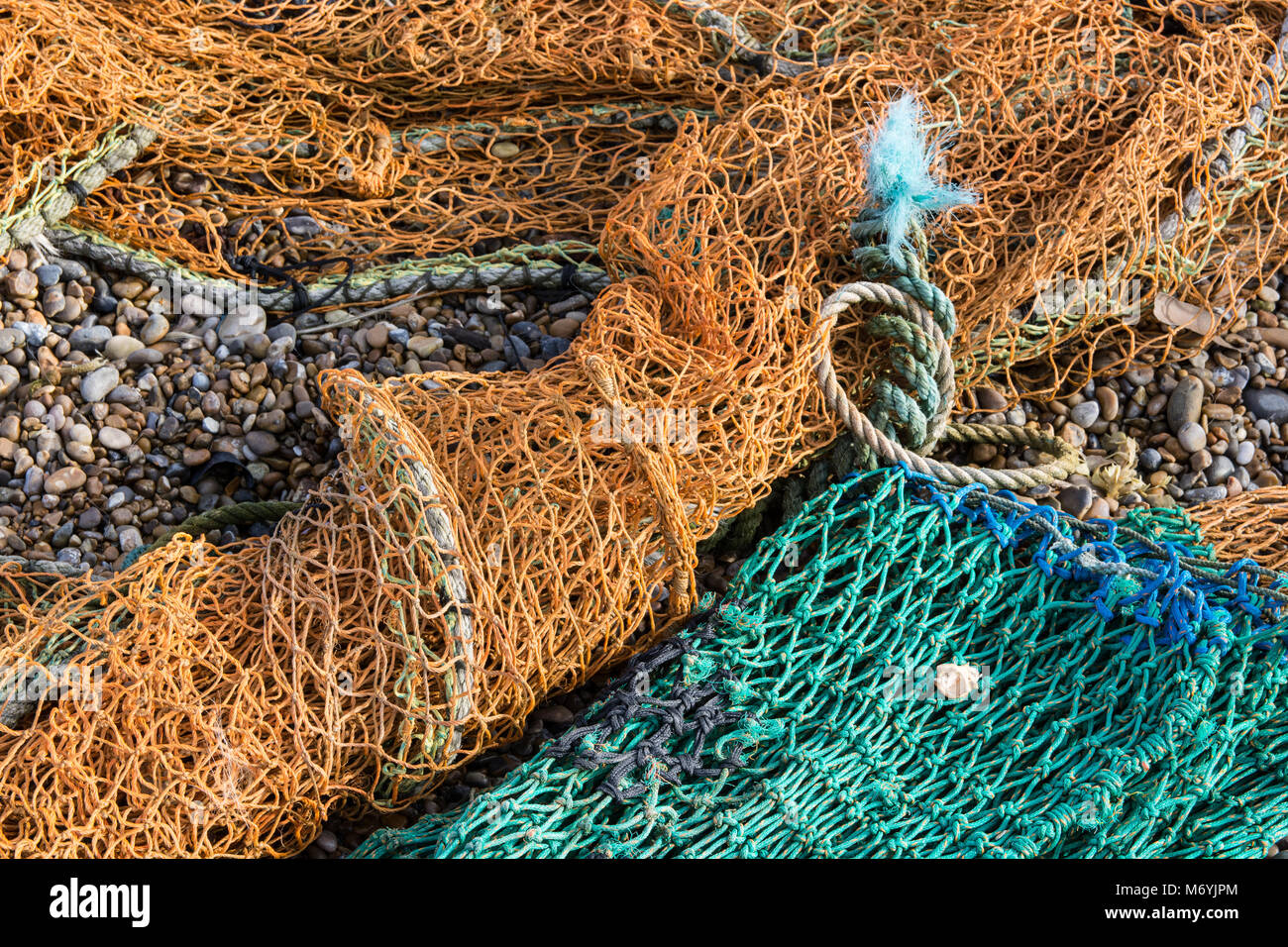 Nahaufnahme der verworfenen Fischernetze auf einem Kiesstrand Stockfoto