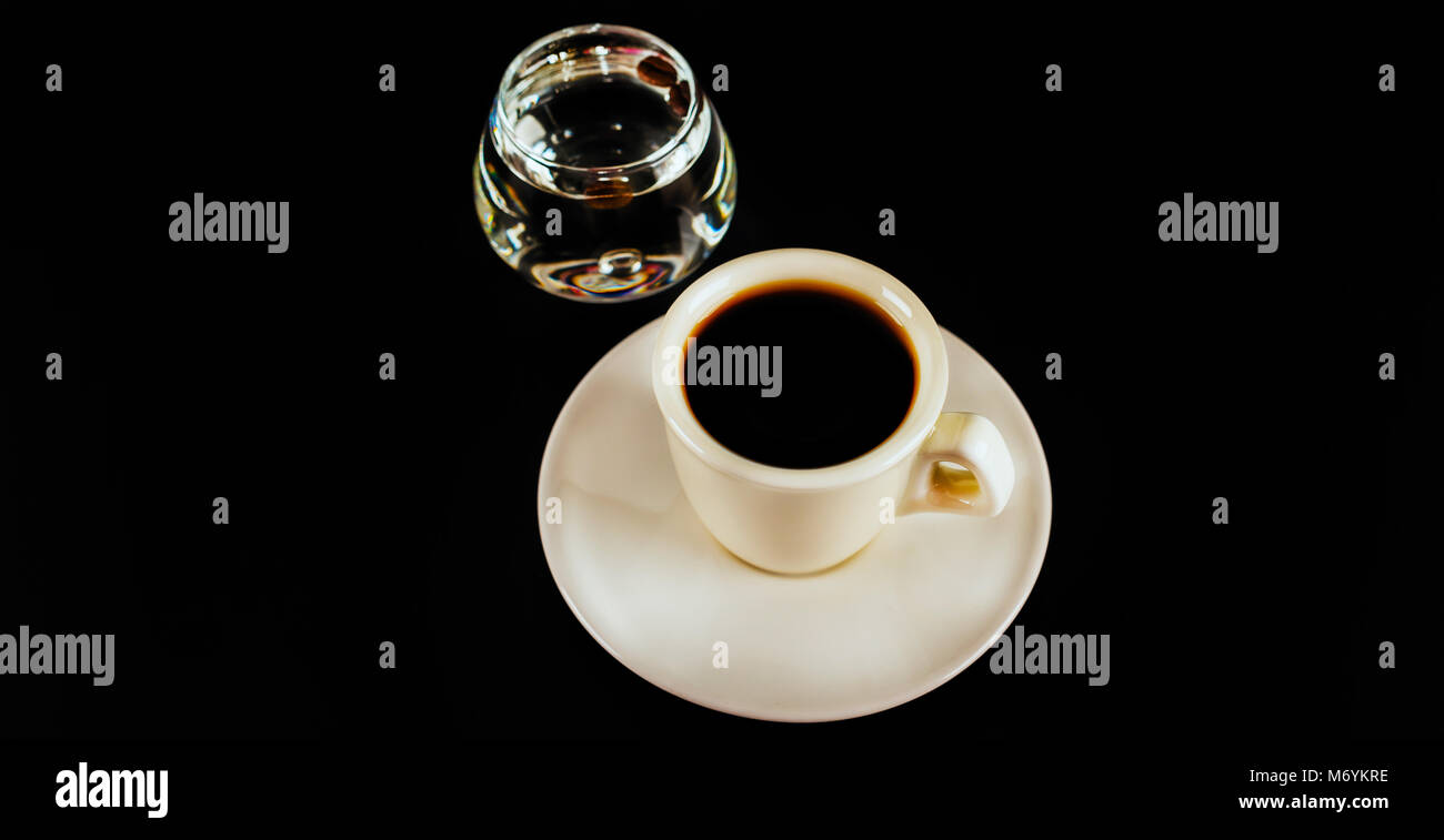 Schwarzen Kaffee In Die Weisse Tasse Und Ein Glas Sambuca Mit Kaffeebohnen Anis Aroma Eingestellt Stockfotografie Alamy
