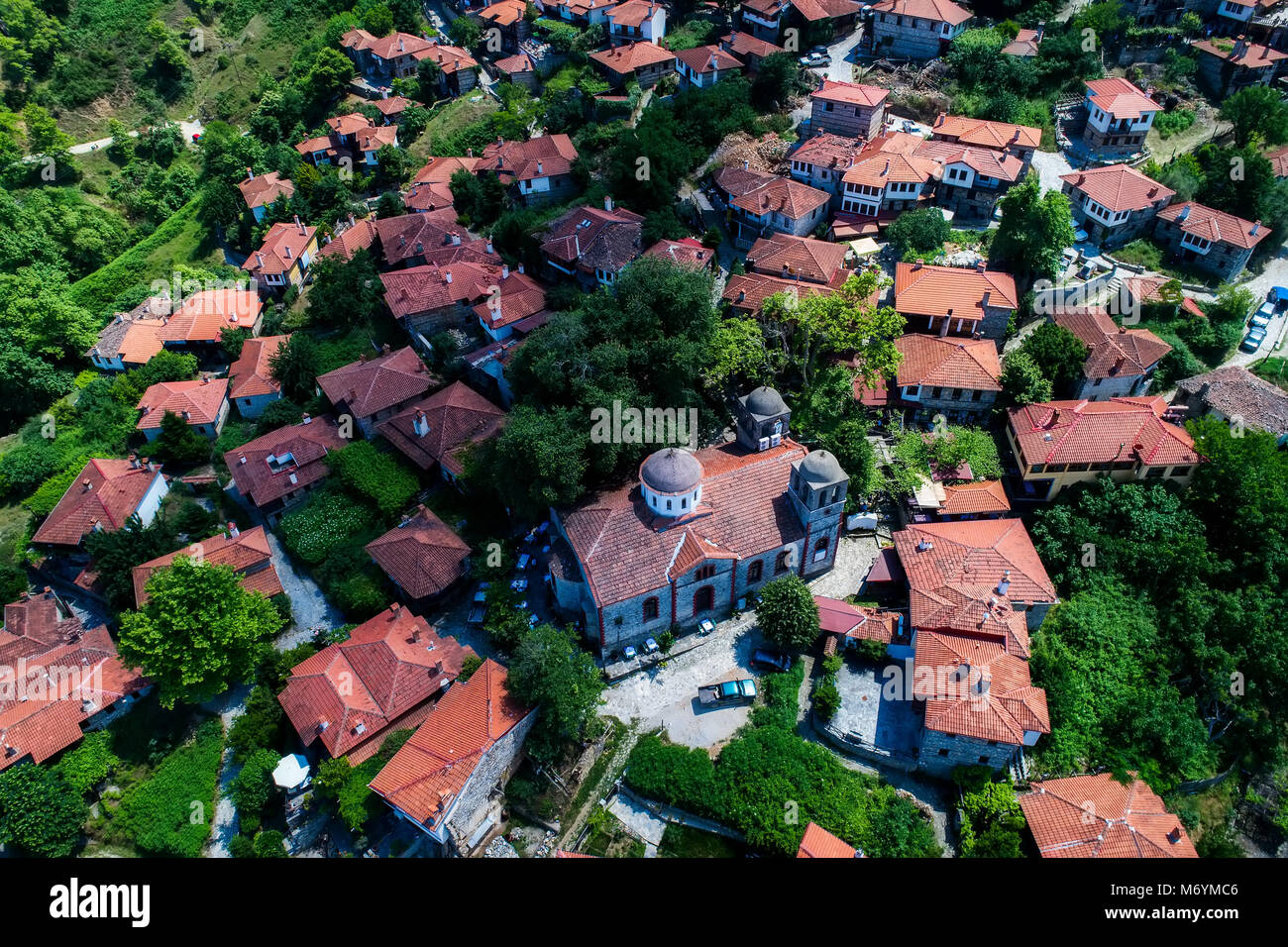 Luftaufnahme von Palaios Panteleimonas ist ein Bergdorf, Es liegt auf einer  Höhe von 440 Metern an den östlichen Hängen des Olymp in norther  Stockfotografie - Alamy