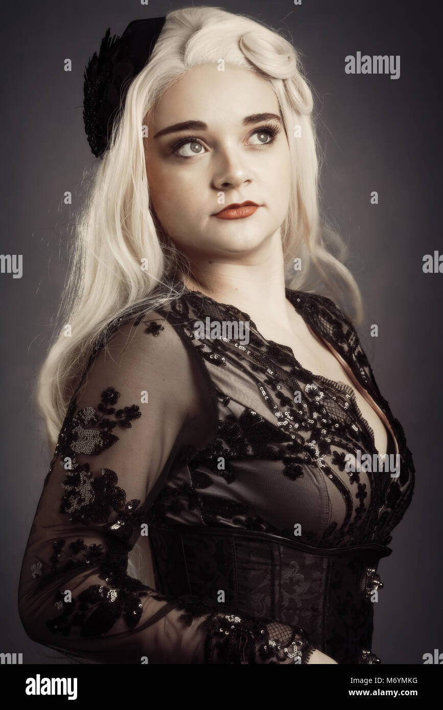 Frau mit langen blonden Haaren und Spitzen Kleid Stockfoto