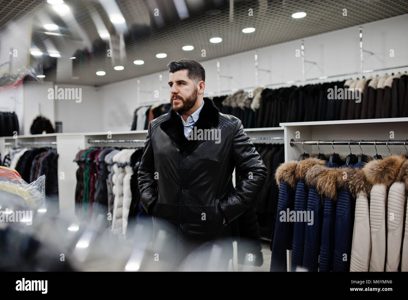 Stilvolle türkischen Mann im Store von pelzmäntel und Lederjacken.  Erfolgreiche arabische Bart Mann Stockfotografie - Alamy